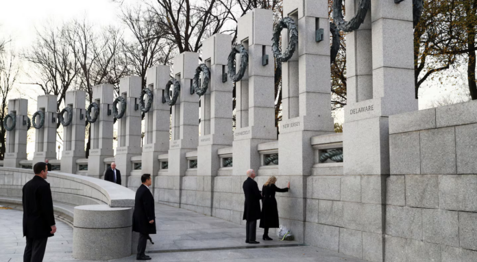 El presidente de EE.UU. Joe Biden y su esposa Jill Biden, en el memorial de la Segunda Guerra Mundial en Nueva Jersey en el aniversario del ataque a Pearl Harbor en 2021 (REUTERS/Tom Brenner archivo)